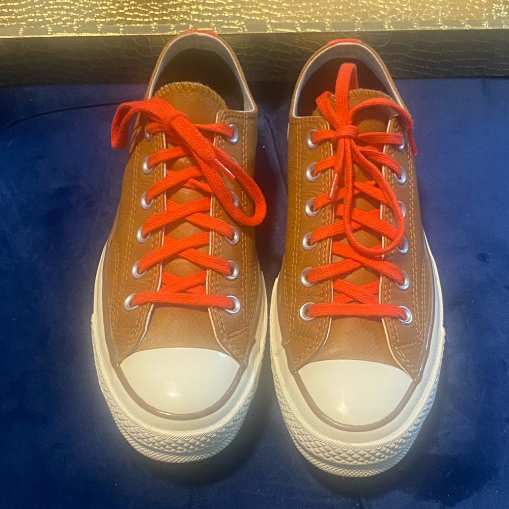 🔵 CONVERSE CHUCK TAYLOR TAN LEATHER W/ ORANGE LACES SZ 8 WOMEN/ 6 BOYS